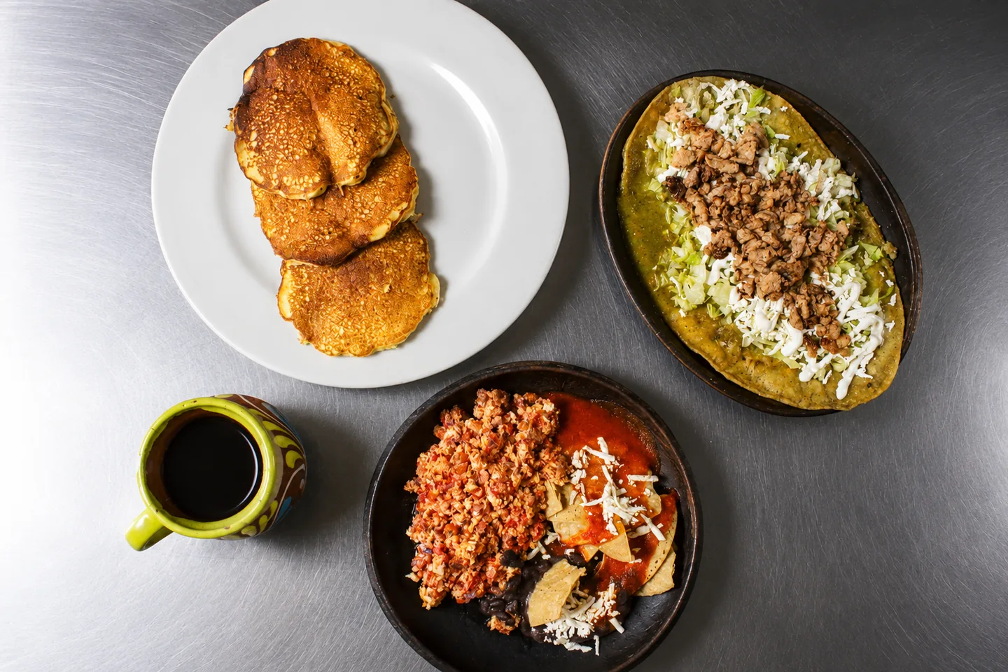 Desayuno tradicional con caf&eacute;, huevo a la mexicana, chilaquiles y huarache