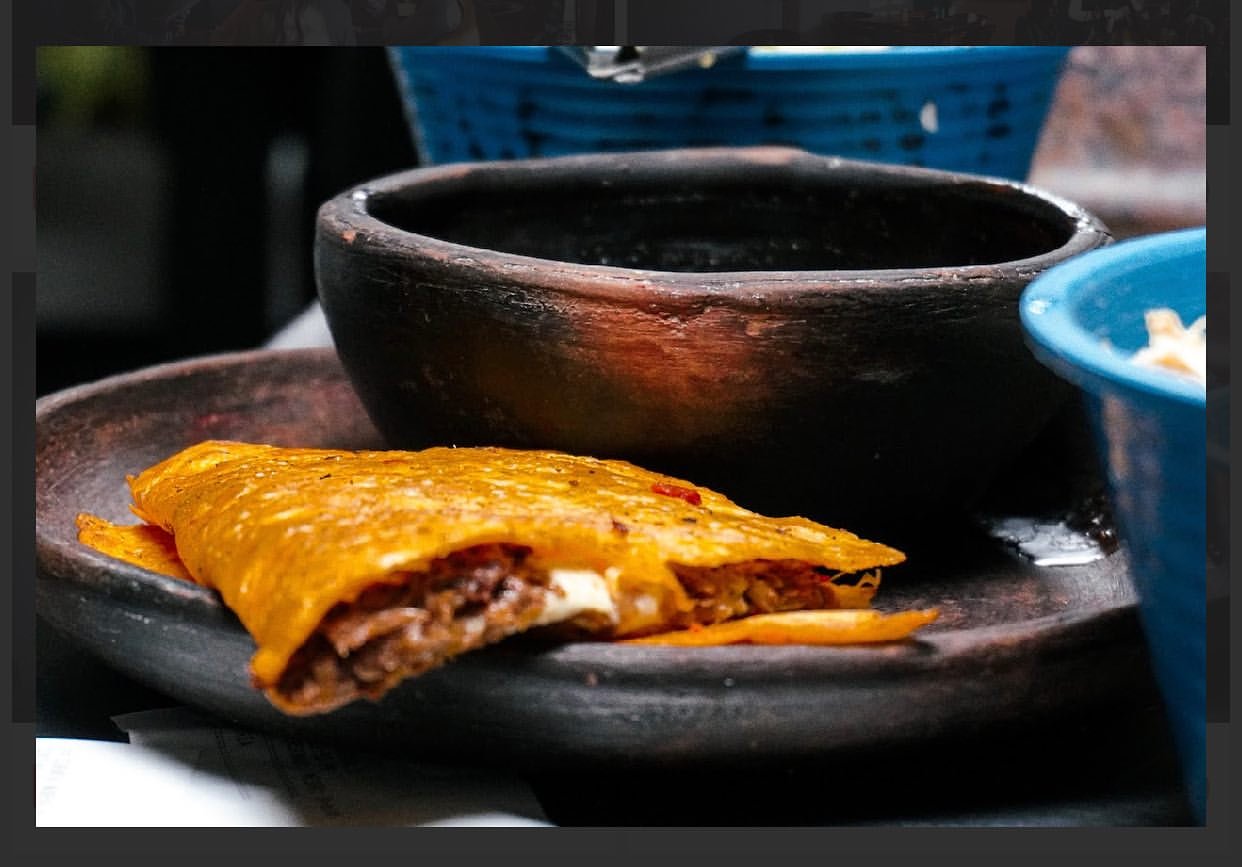 Birria de La Querendona acompa&ntilde;ada con tortilla