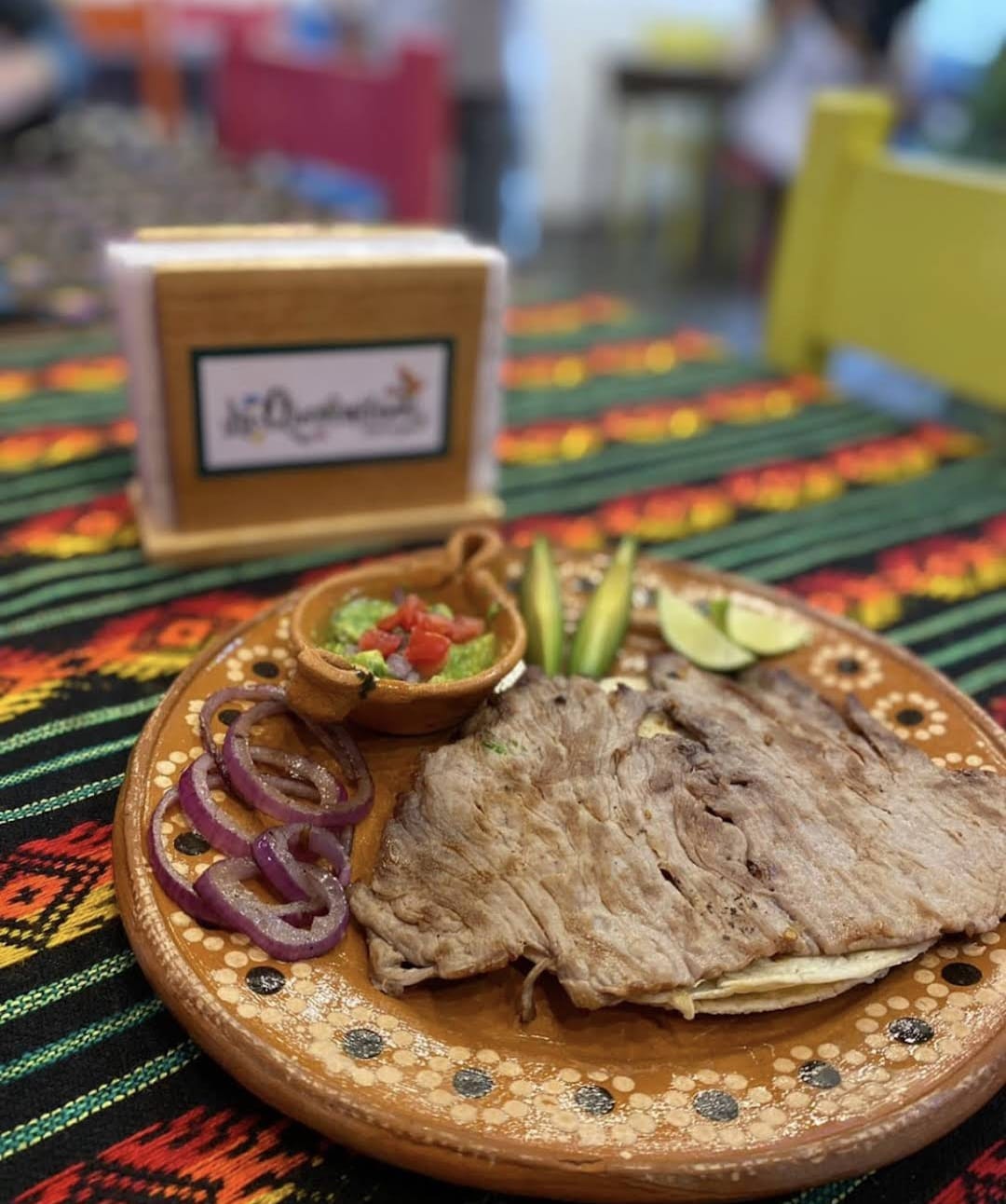 Carne asada en plato de barro