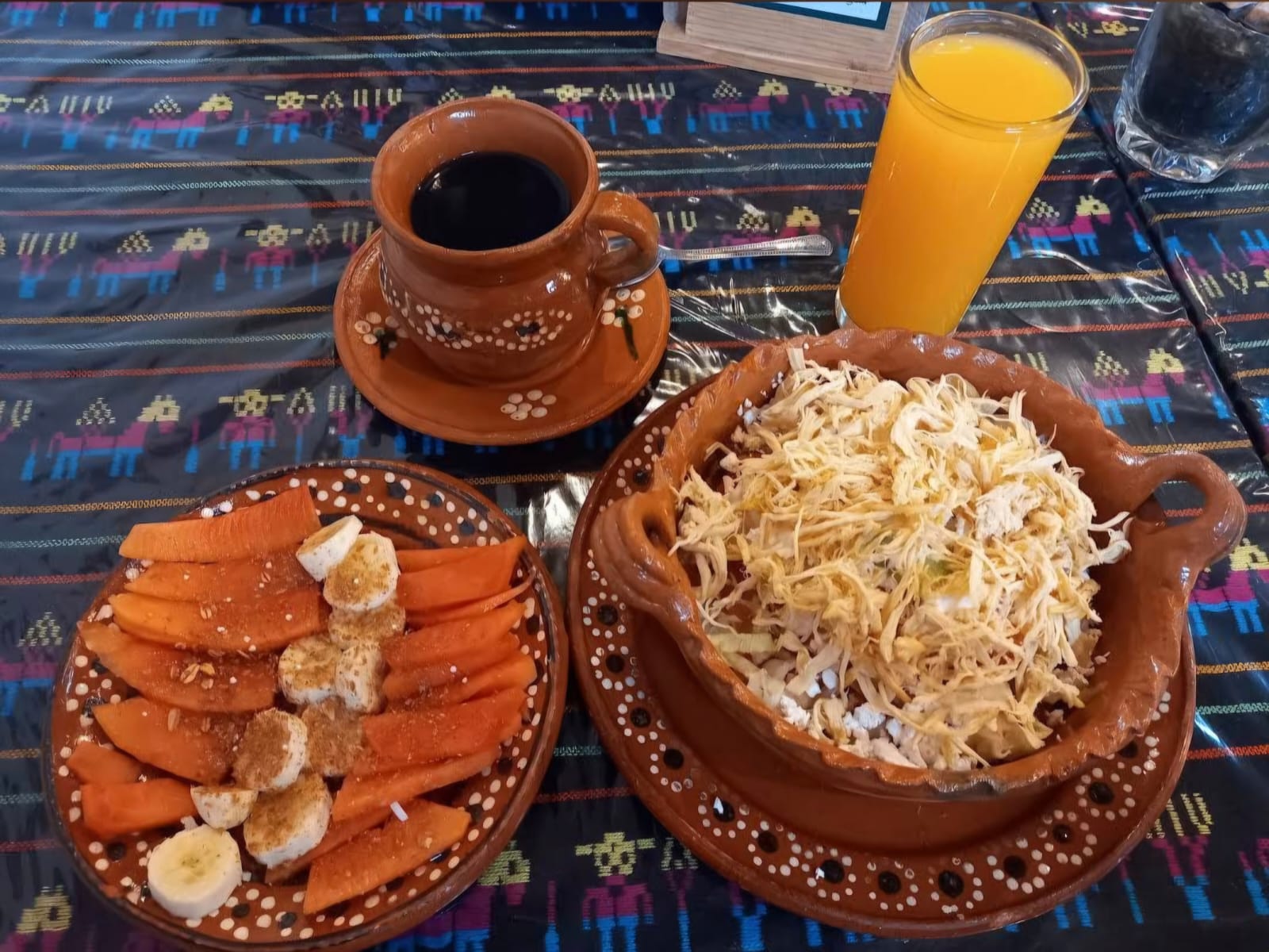 Desayuno tradicional con caf&eacute; y jugo