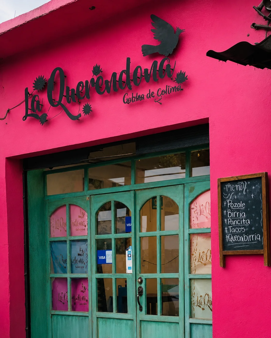 Fachada rosa de La Querendona Ciudad Sahag&uacute;n