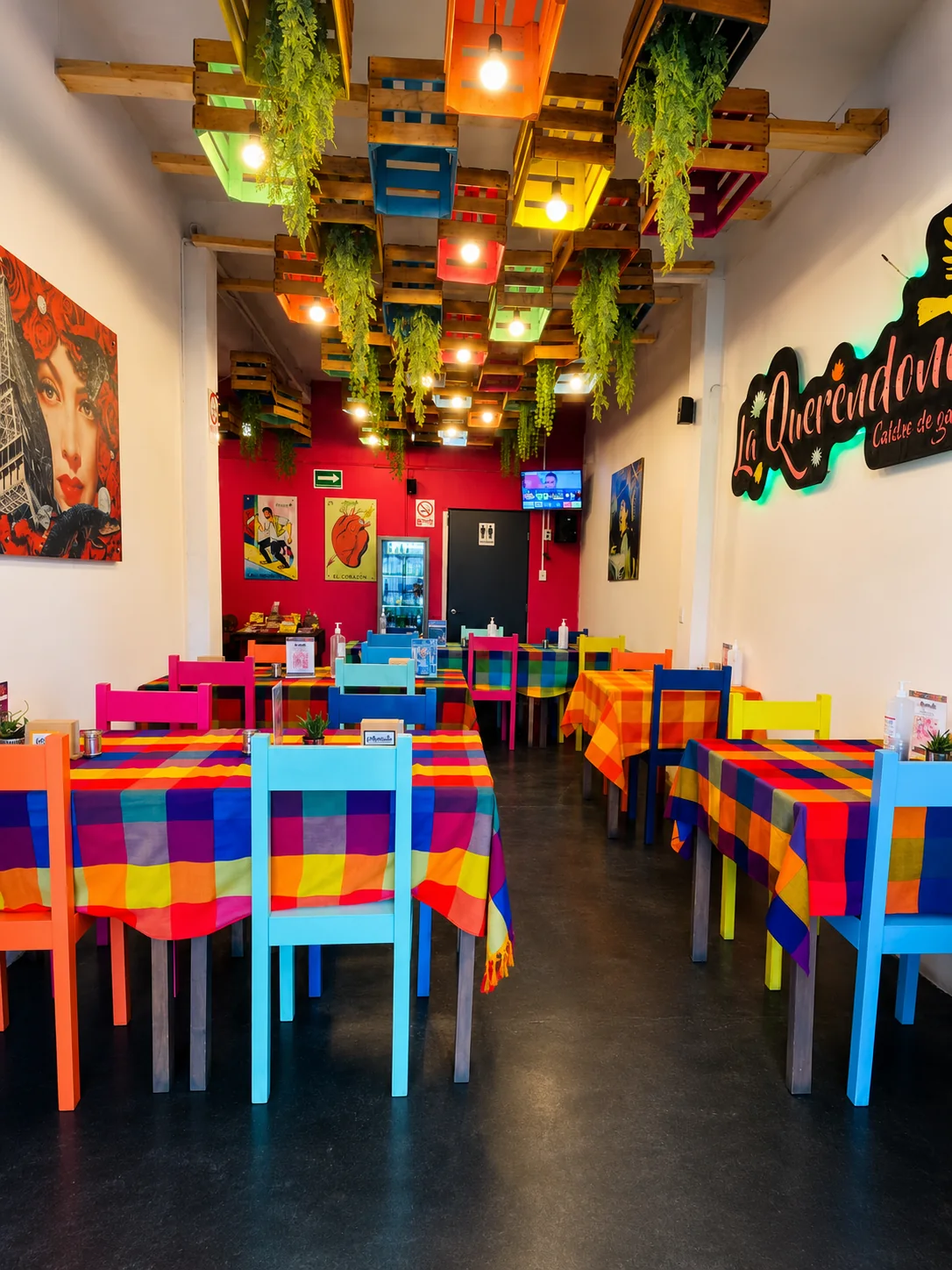 Sal&oacute;n colorido de La Querendona Ciudad Sahag&uacute;n