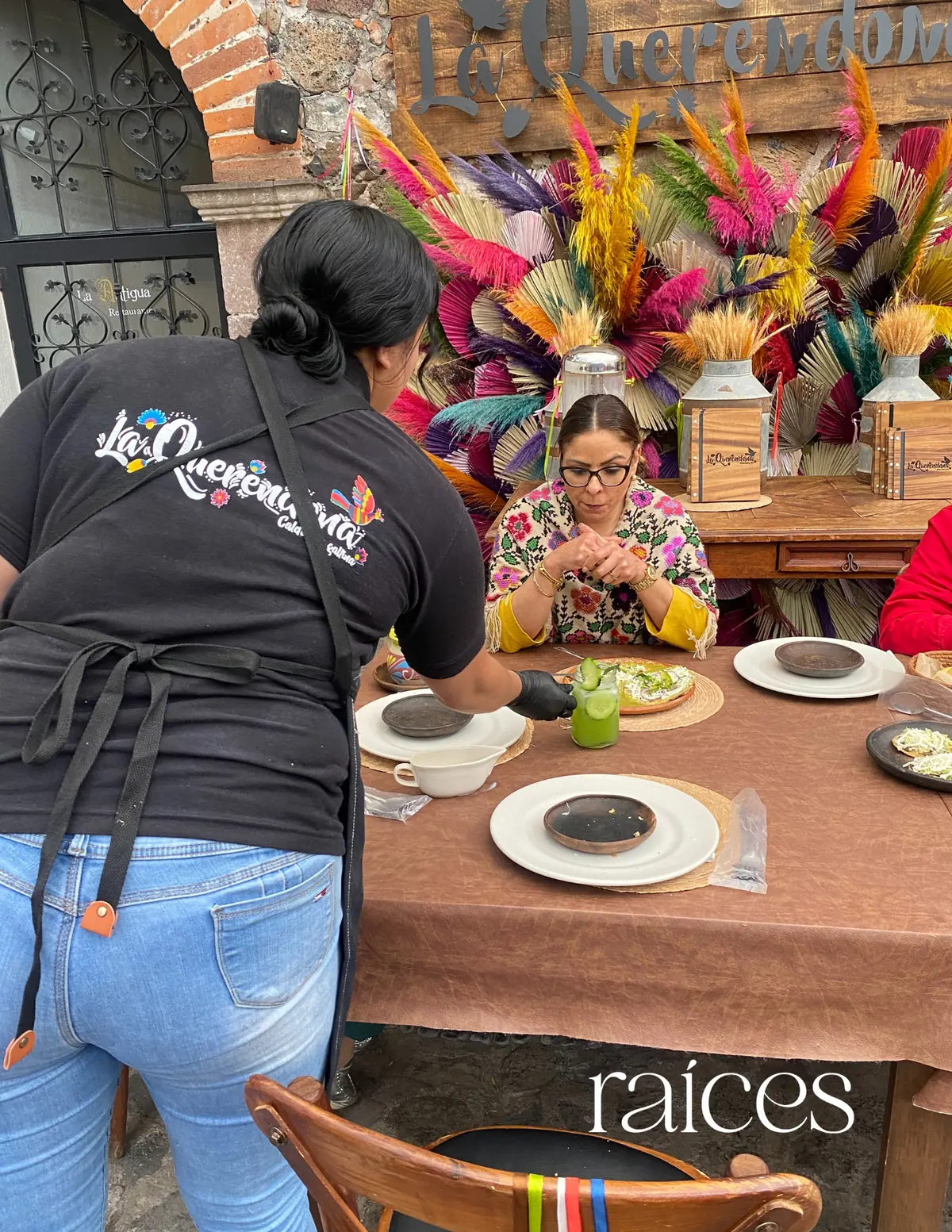 Personal de La Querendona atendiendo una mesa