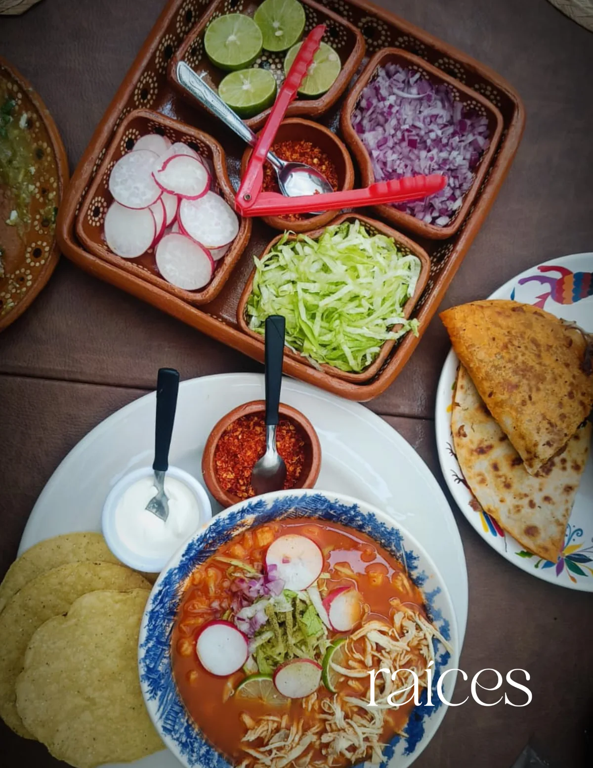 Pozole, quesadillas y guarniciones mexicanas