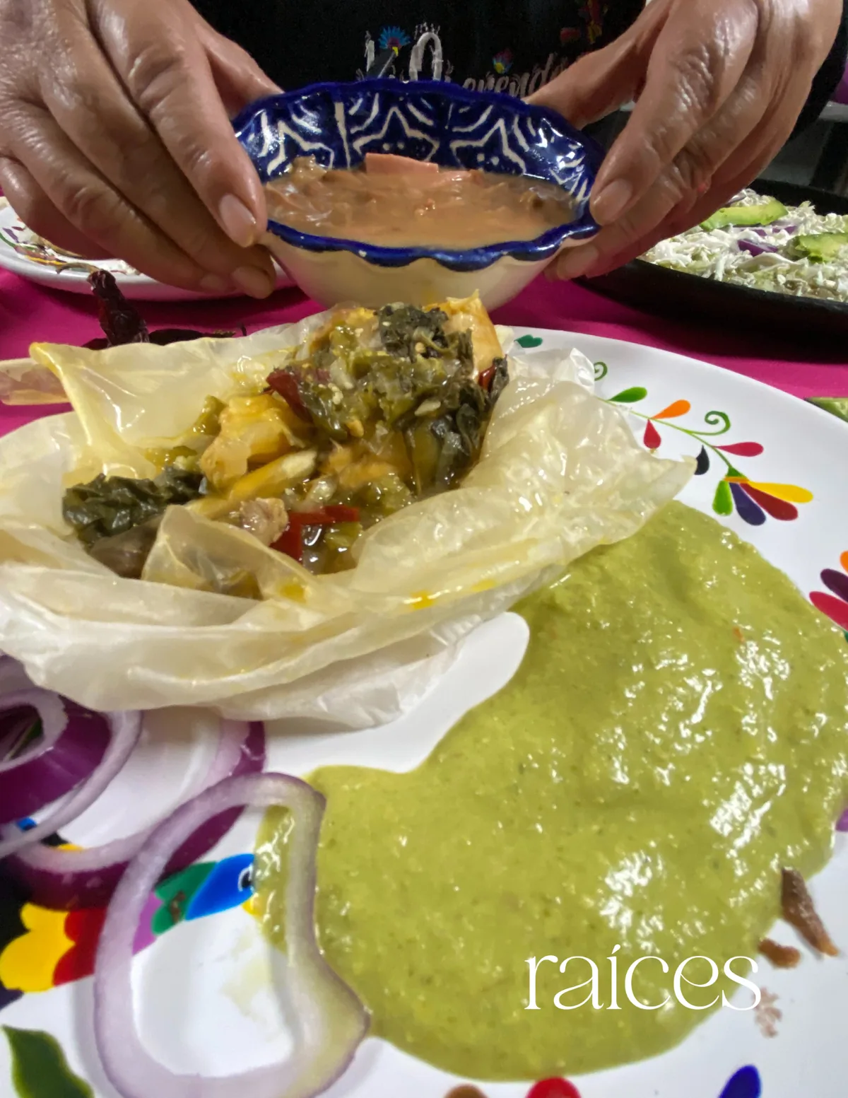 Taco servido con salsa verde y guarniciones