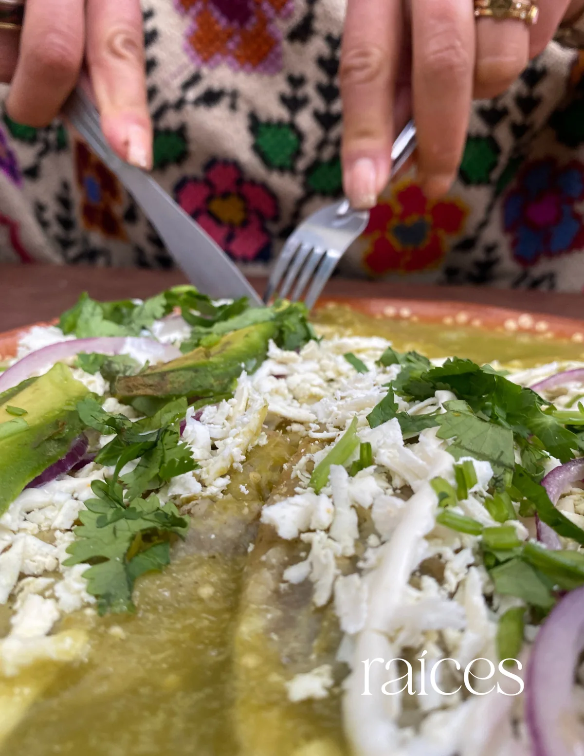 Enchiladas verdes con crema y queso
