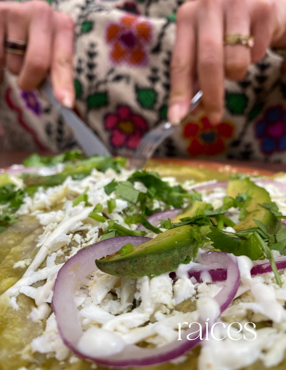 Antojito mexicano con salsa verde, queso y cebolla