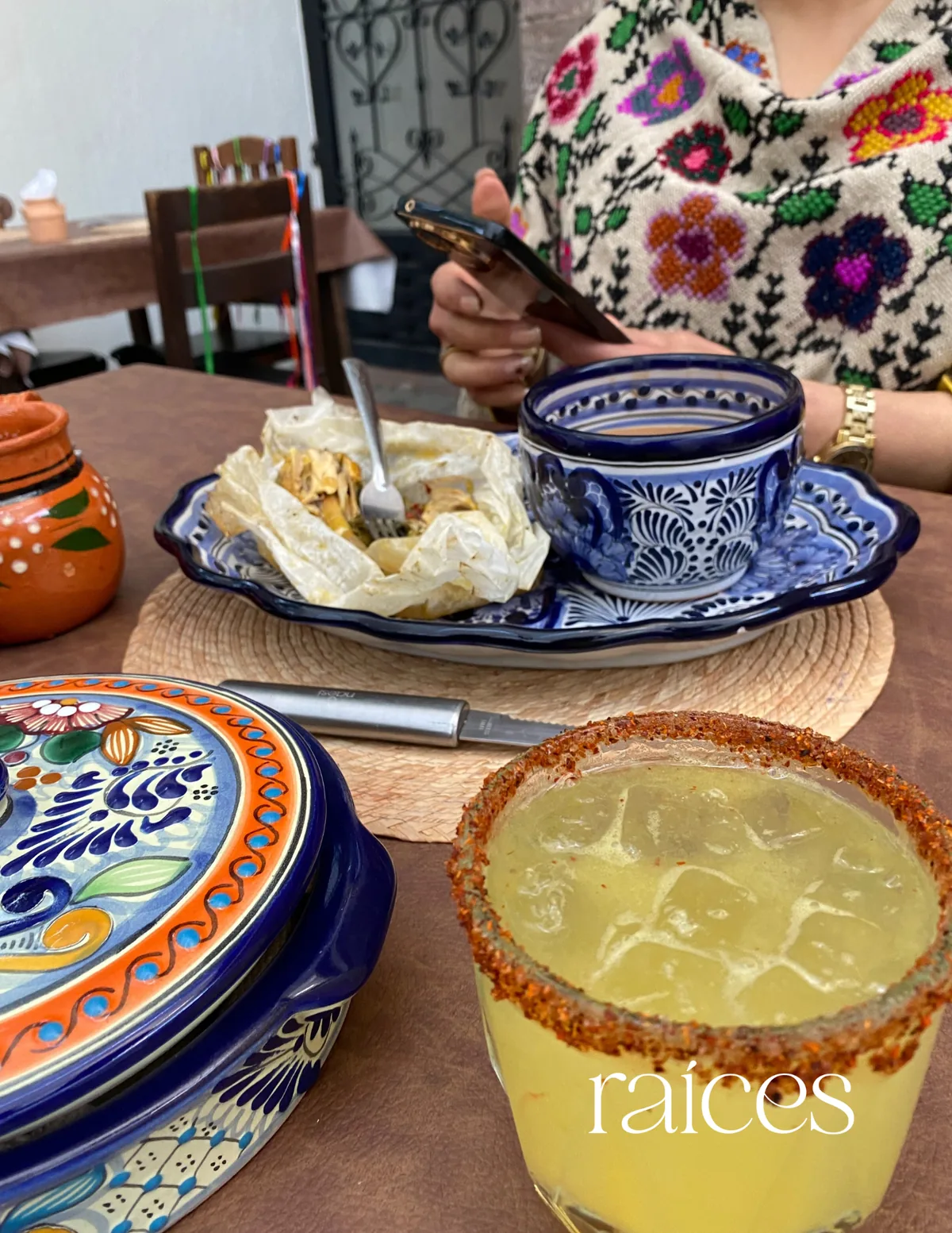 Desayuno mexicano acompa&ntilde;ado de caf&eacute; y jugo