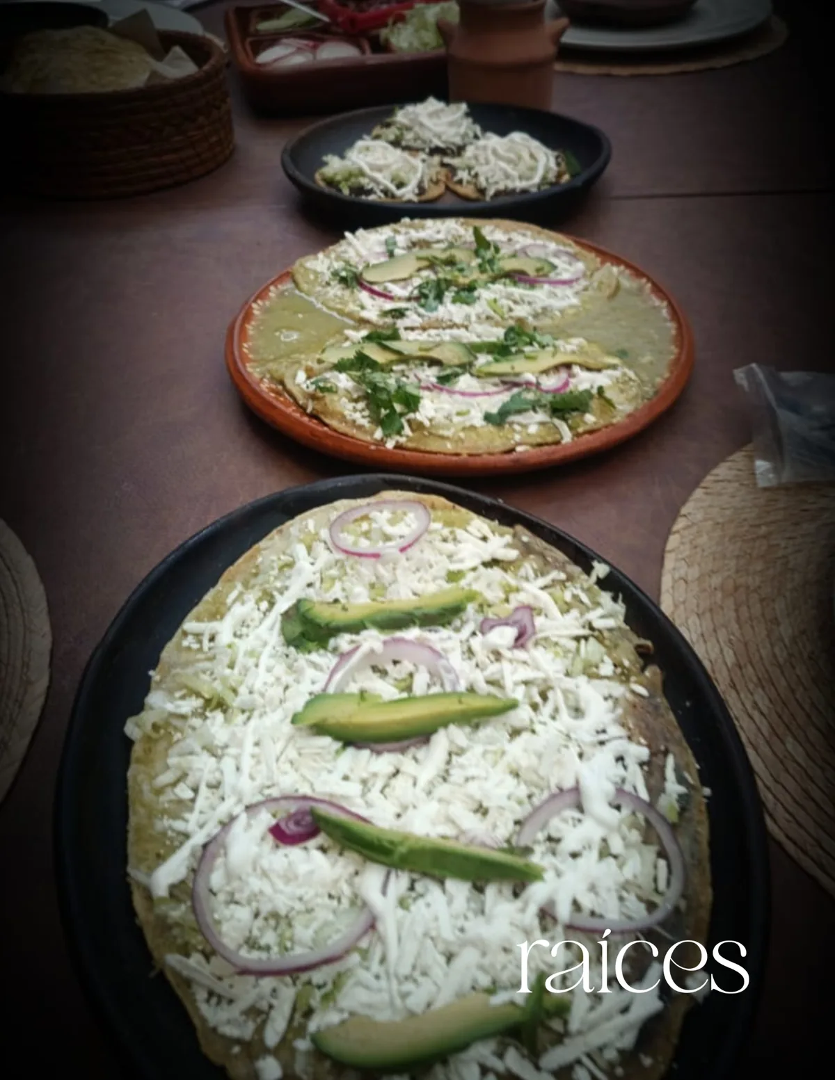 Platillos con salsa verde, crema, queso y aguacate