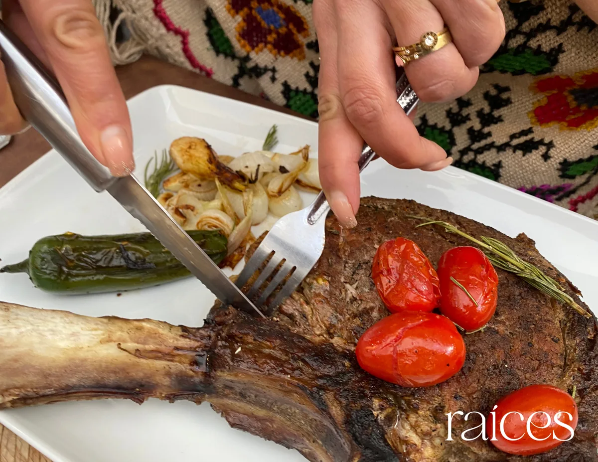 Corte de carne con chiles y jitomates asados